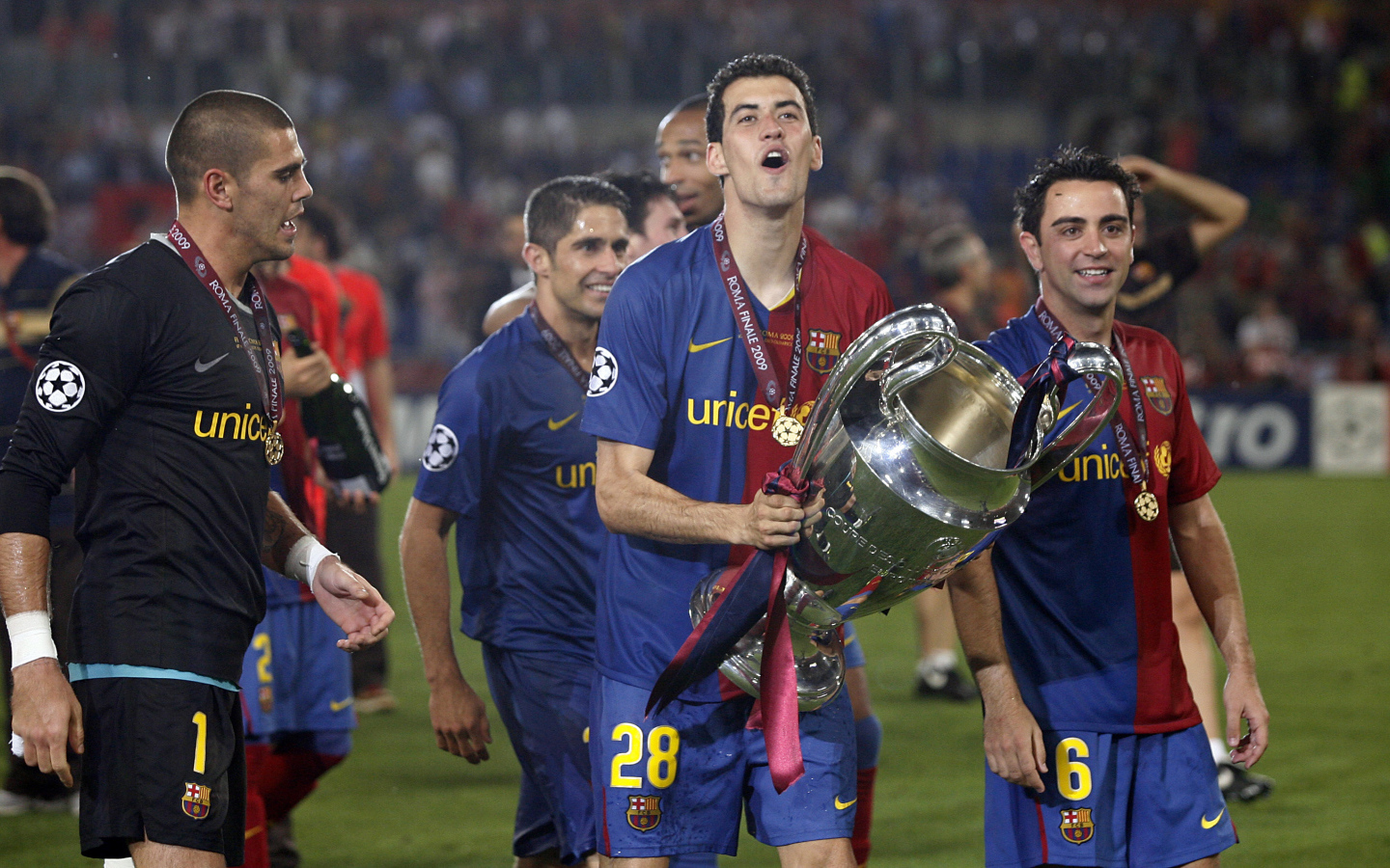 Игрок Барселоны Серхио Бускетс выиграл трофей
