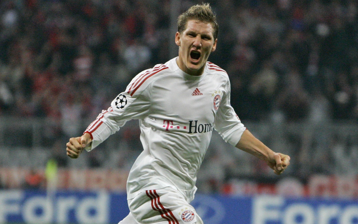 Игрок Баварии Бастиан Швайнштайгер на поле