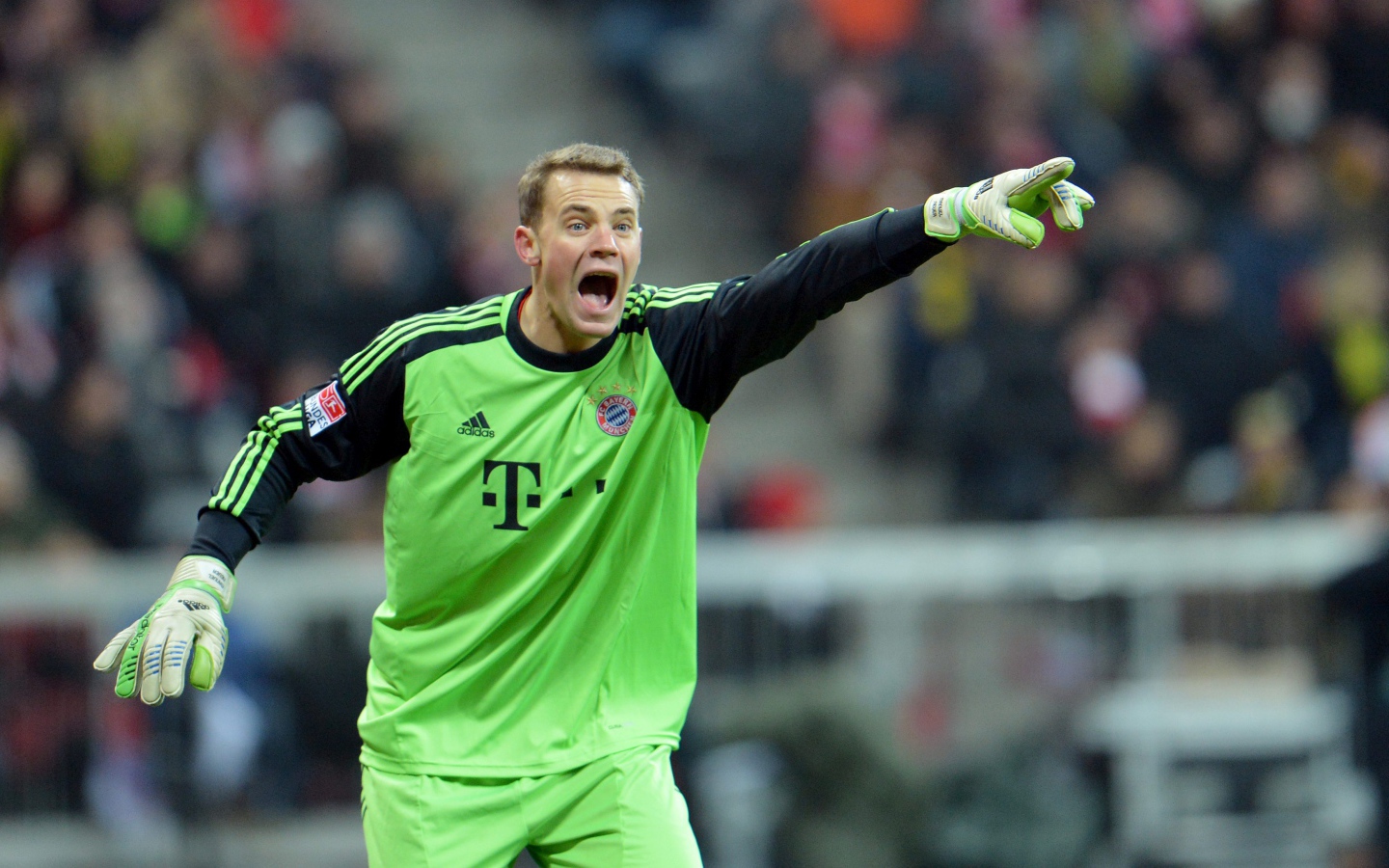 Игрок из Баварии Мануэль Нойер кричит тактику