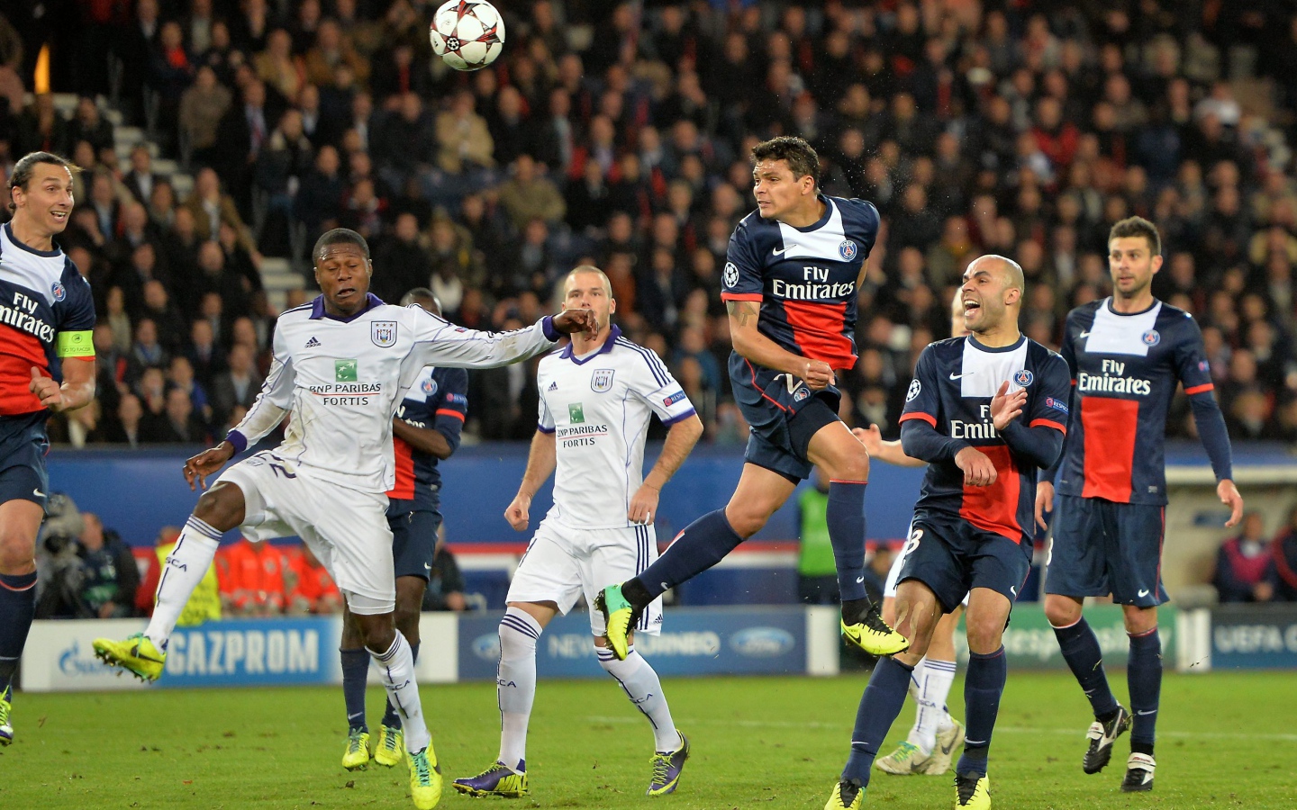 Игрок из ПСЖ Тиаго Силва борется за мяч