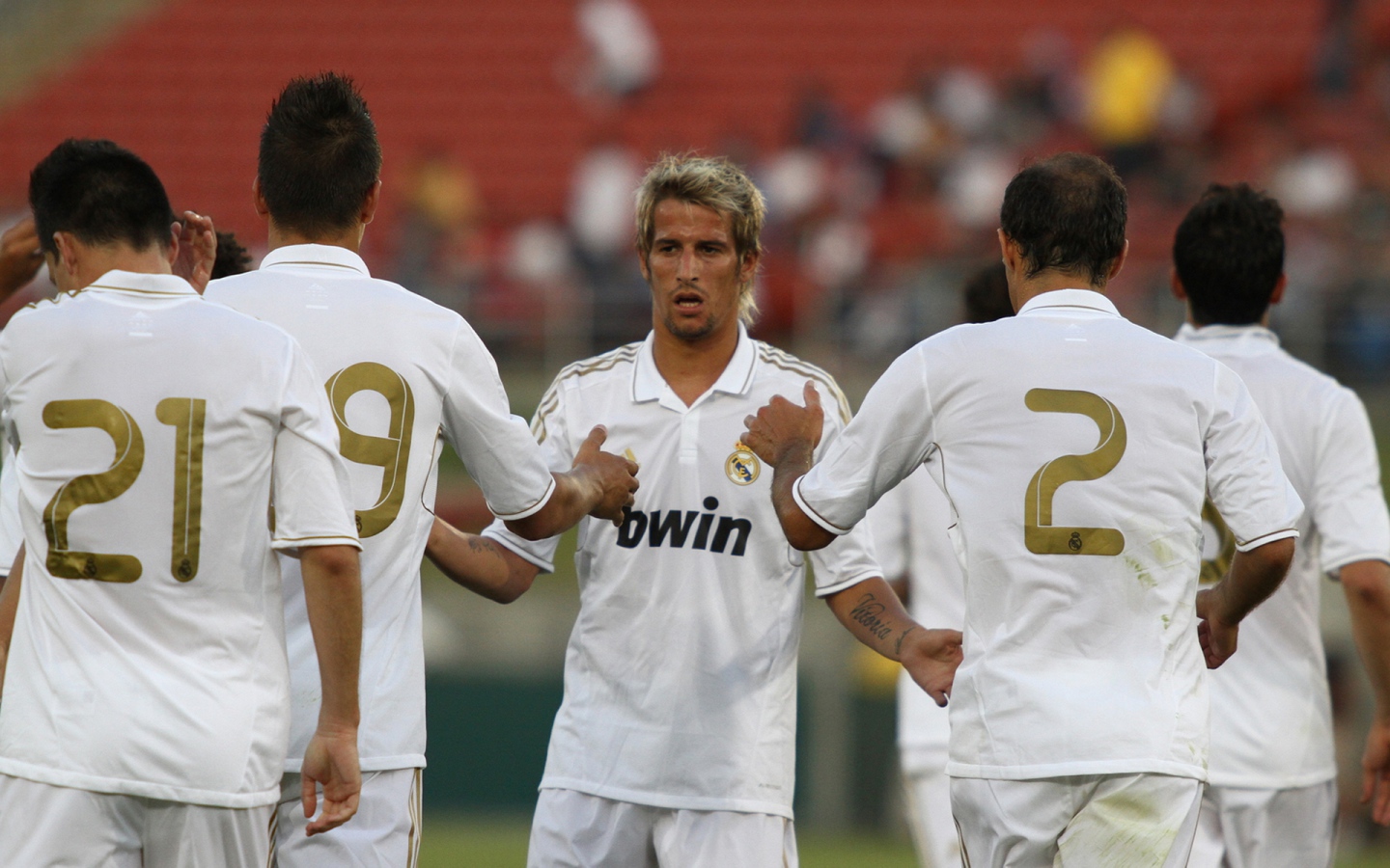  Игрок мадридского Реала Фабиу Коэнтрау в окружении своей команды