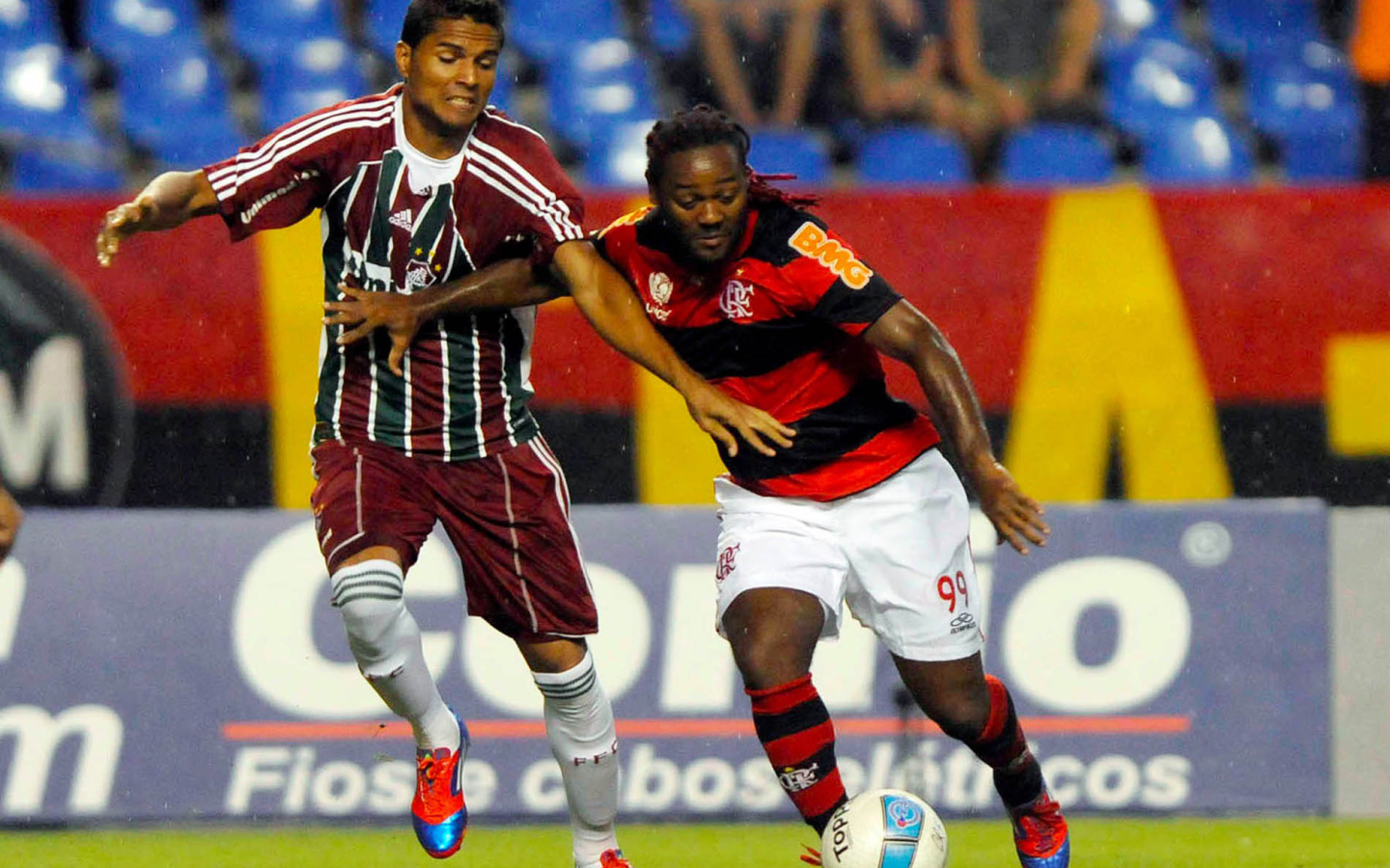  Игрок Шаньдун Лунэн Вагнера в борьбе за мяч