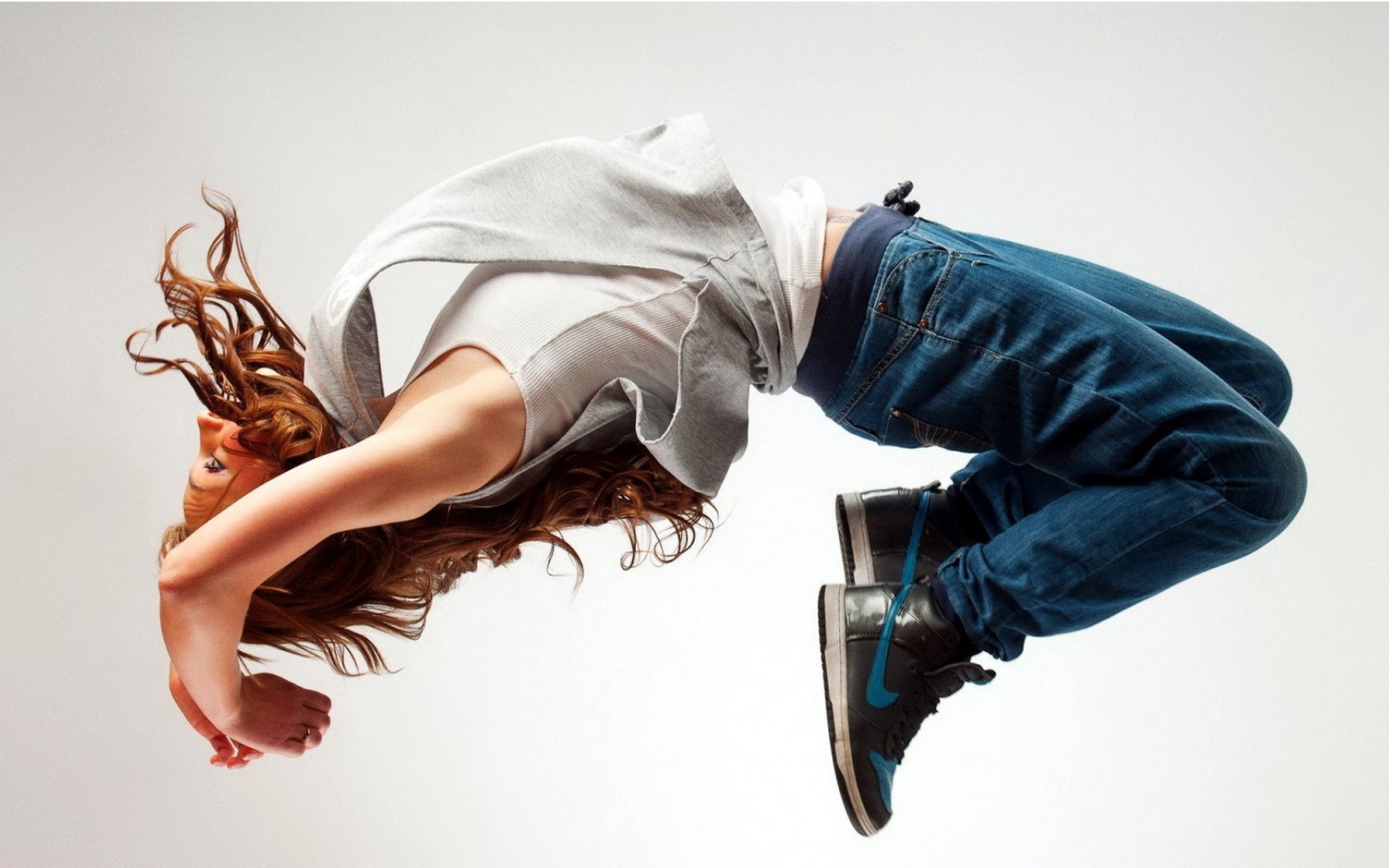 Девушка делает сальто