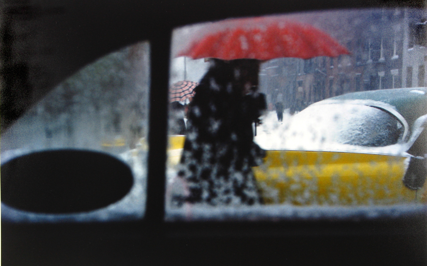 Фотография человека под красным зонтом