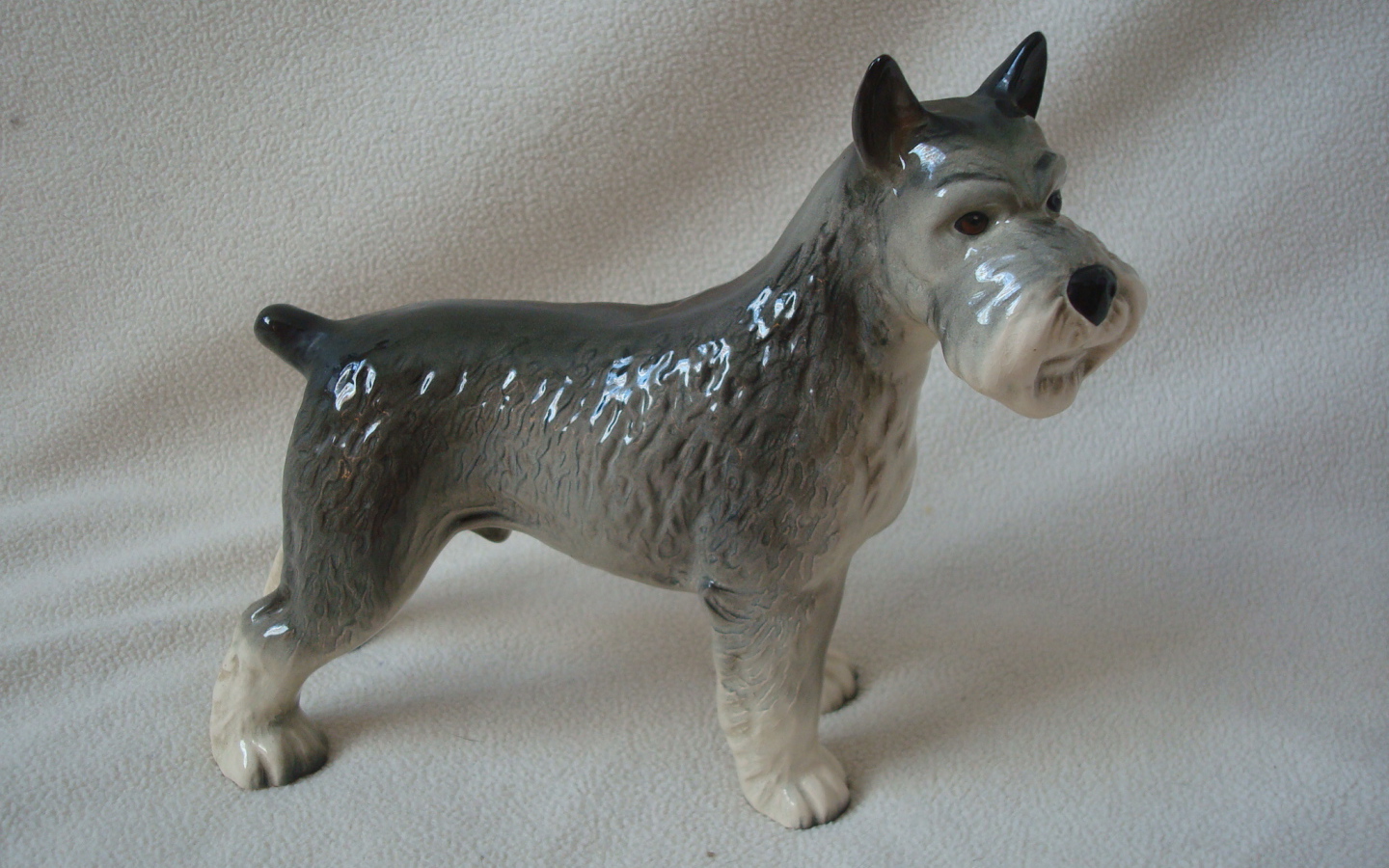 Фигурка собаки шнауцера