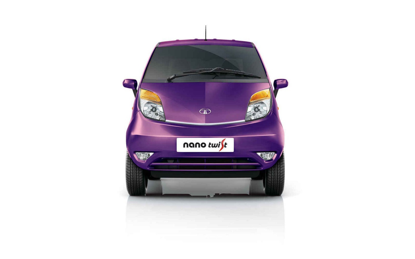 Красивый автомобиль Tata Nano 2014