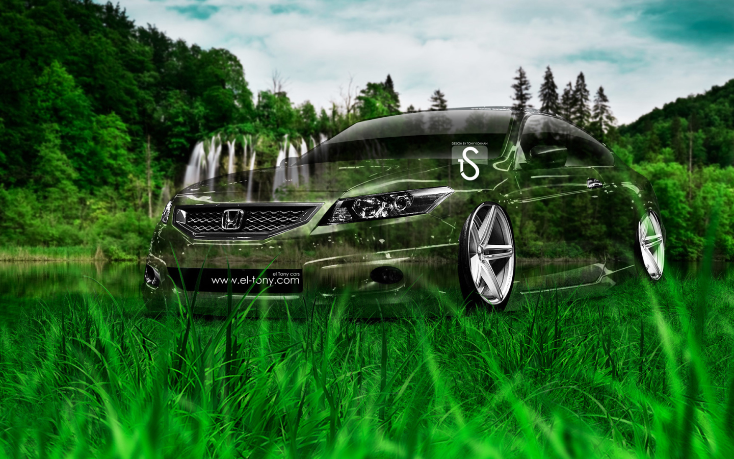 Honda Accord у водопада