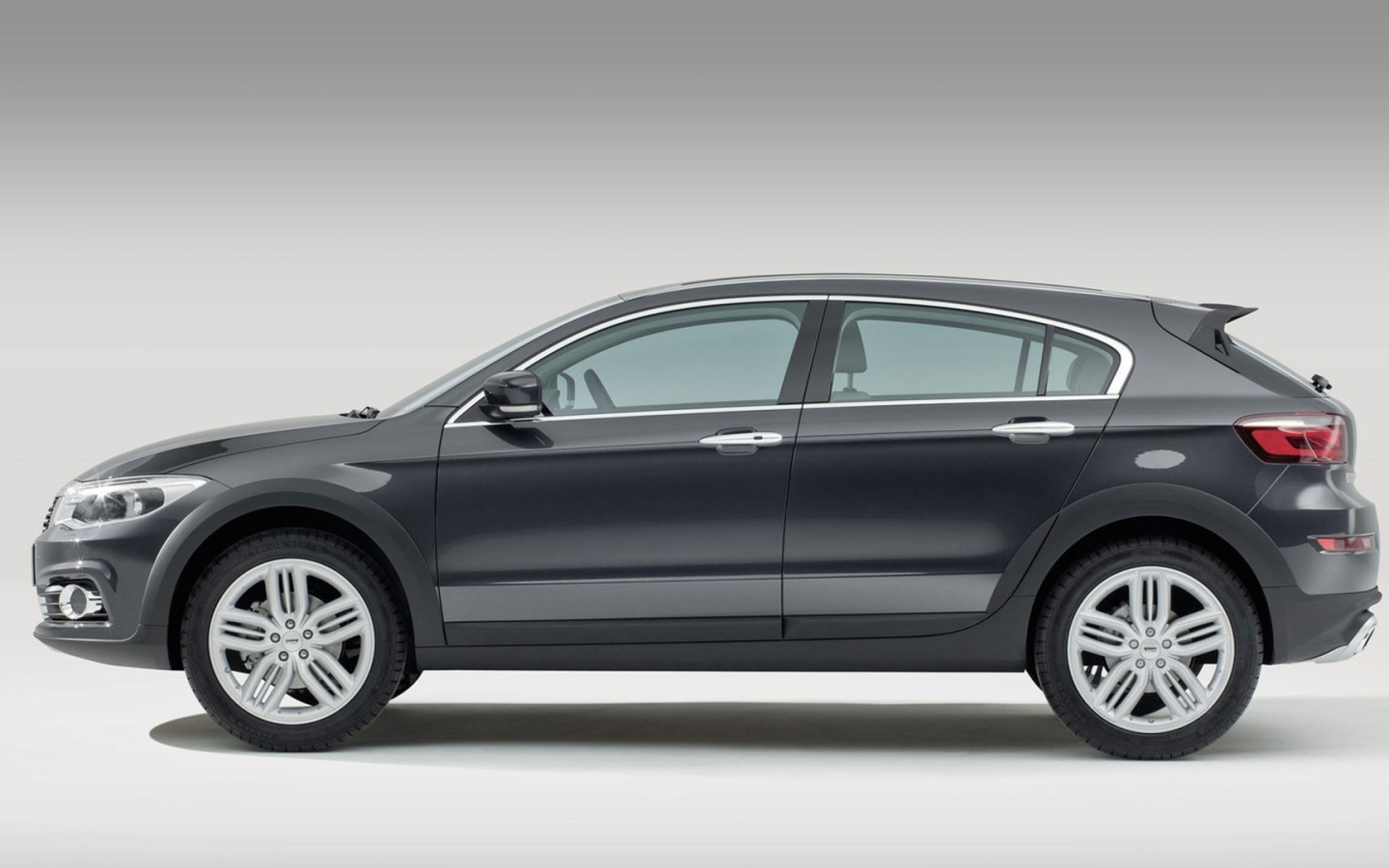 Автомобиль Qoros 3 2014 на дороге