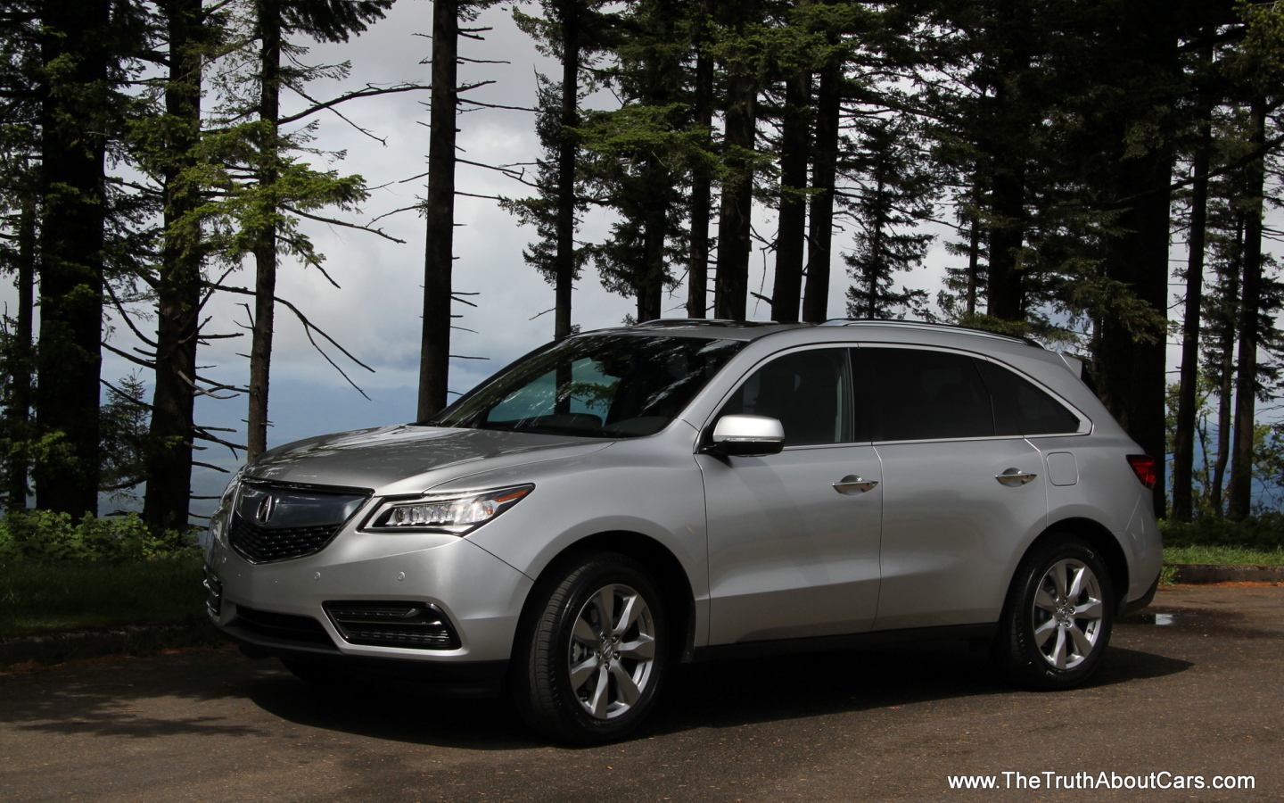 Автомобиль Acura RDX 2014 на дороге