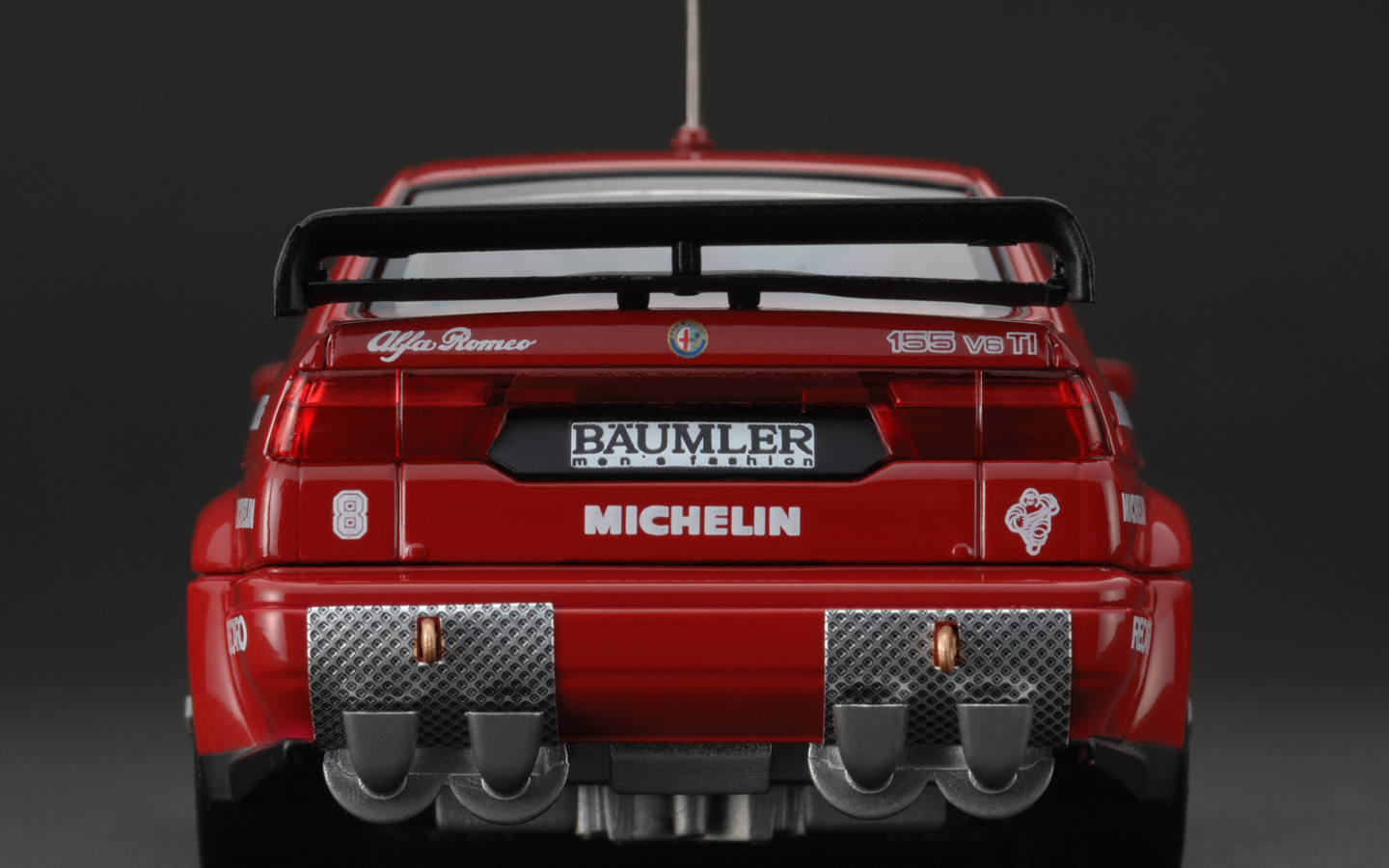 Автомобиль Alfa Romeo 155 на дороге