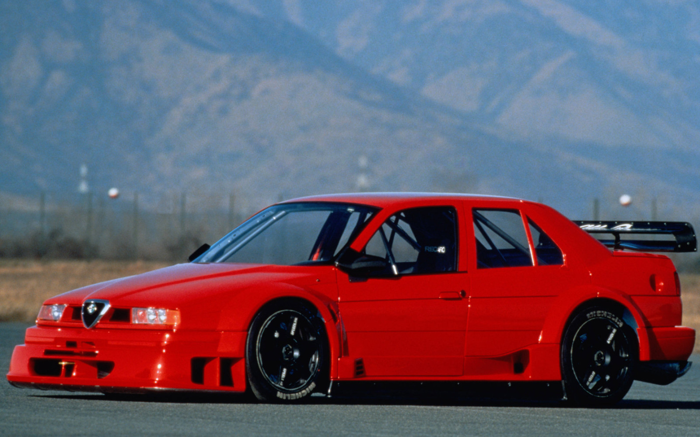 Красивый автомобиль Alfa Romeo 155