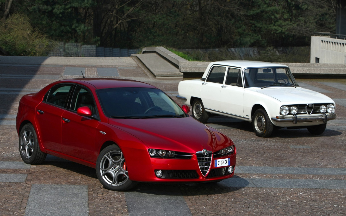 Красивый автомобиль Alfa Romeo 159 в Москве