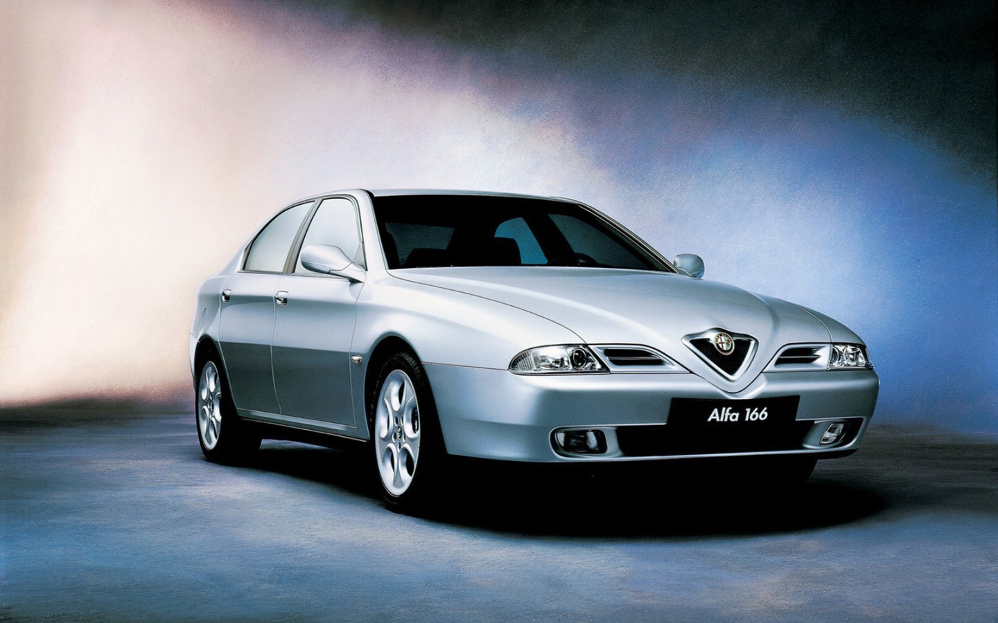 Красивый автомобиль Alfa Romeo 166