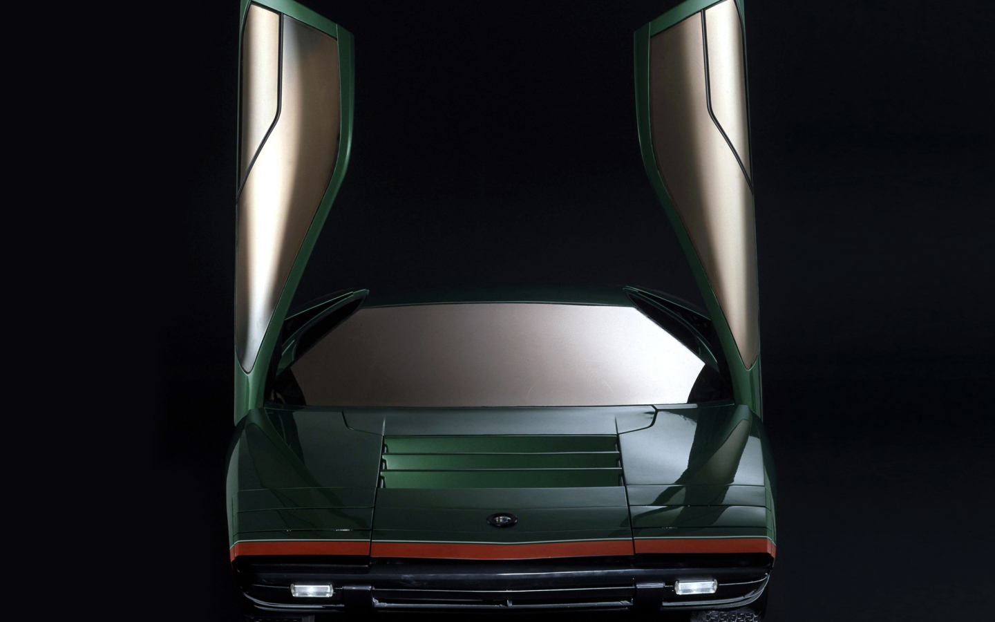 Красивый автомобиль Alfa Romeo carabo