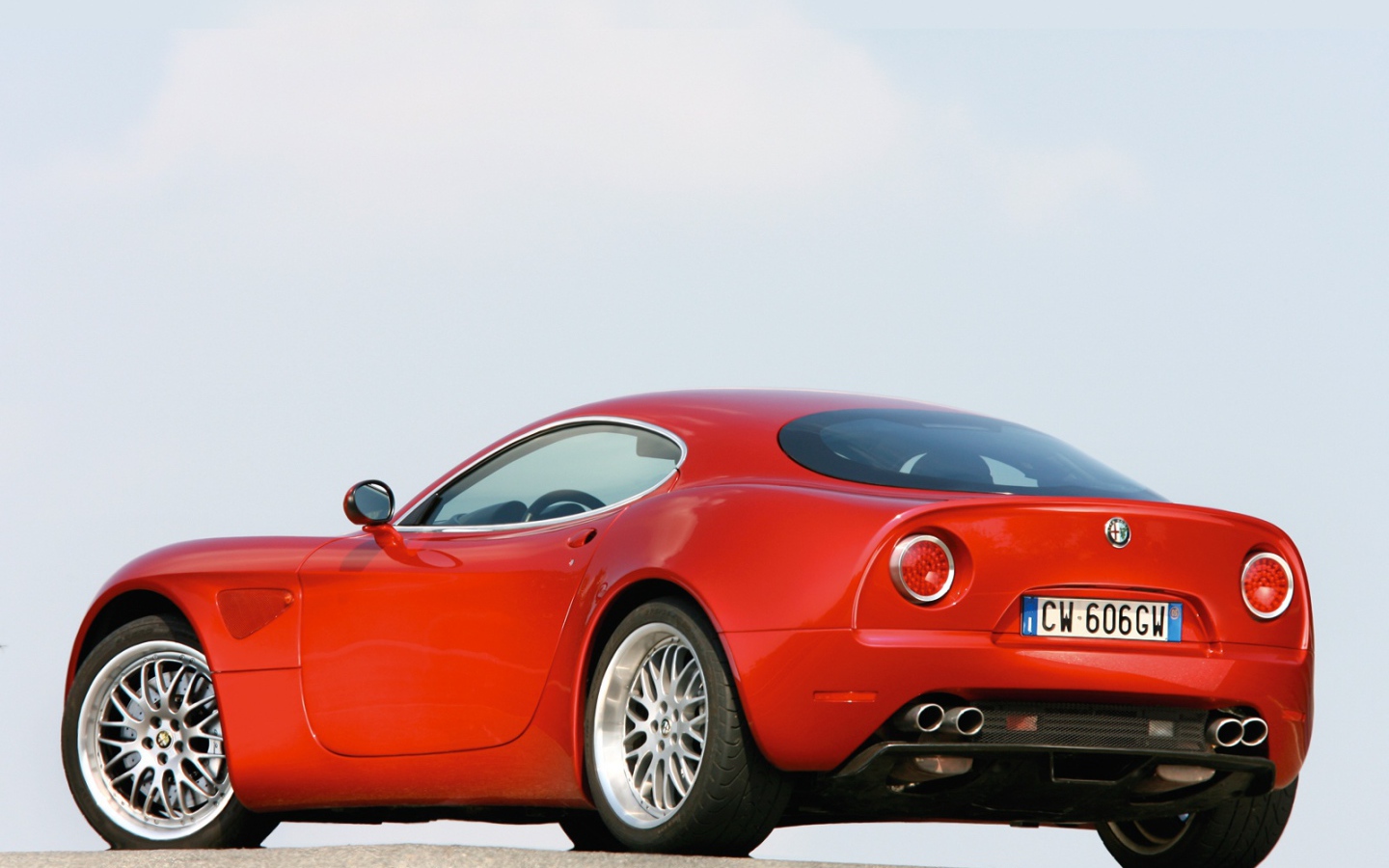 Автомобиль Alfa Romeo 8c competizione на дороге