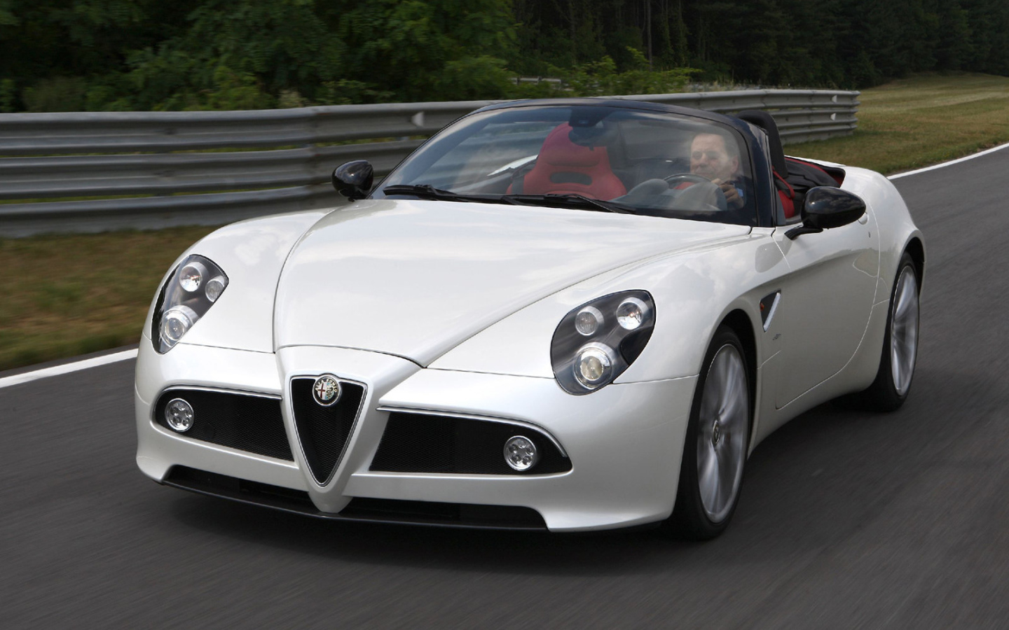 Автомобиль Alfa Romeo 8c spider на дороге