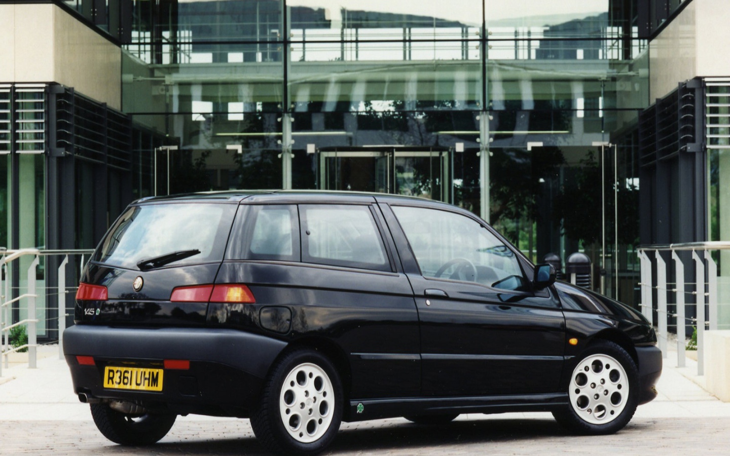 Автомобиль марки Alfa Romeo модели 145