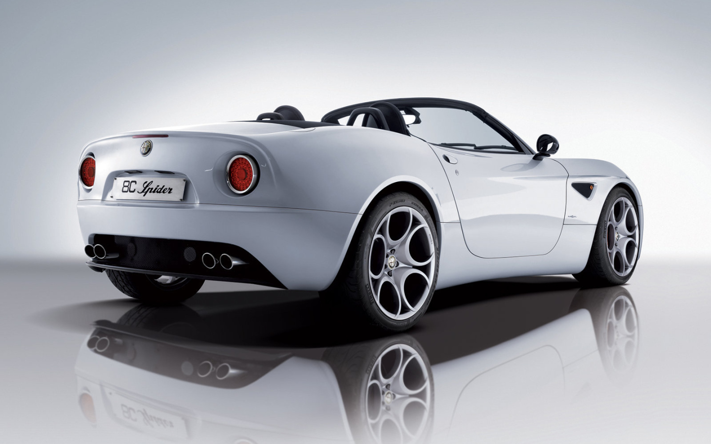 Новый автомобиль Alfa Romeo 8c spider