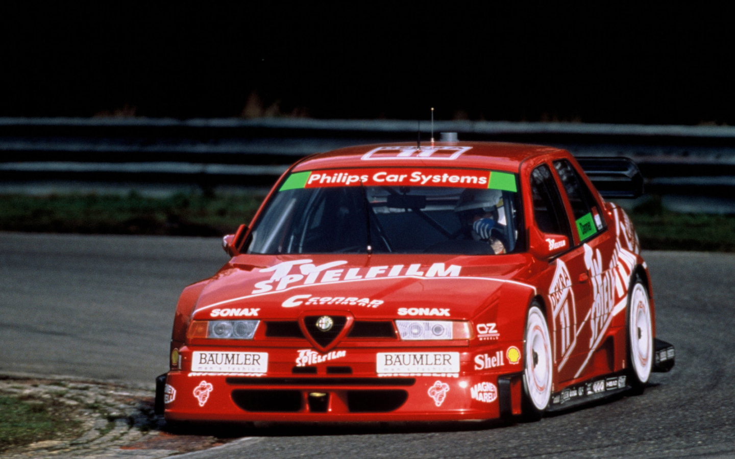 Красивый автомобиль Alfa Romeo 155 в Москве