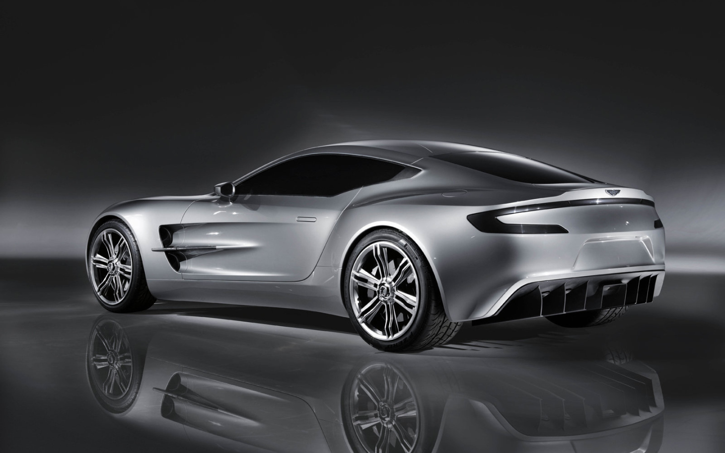 Красивый автомобиль Aston Martin aspire в Москве