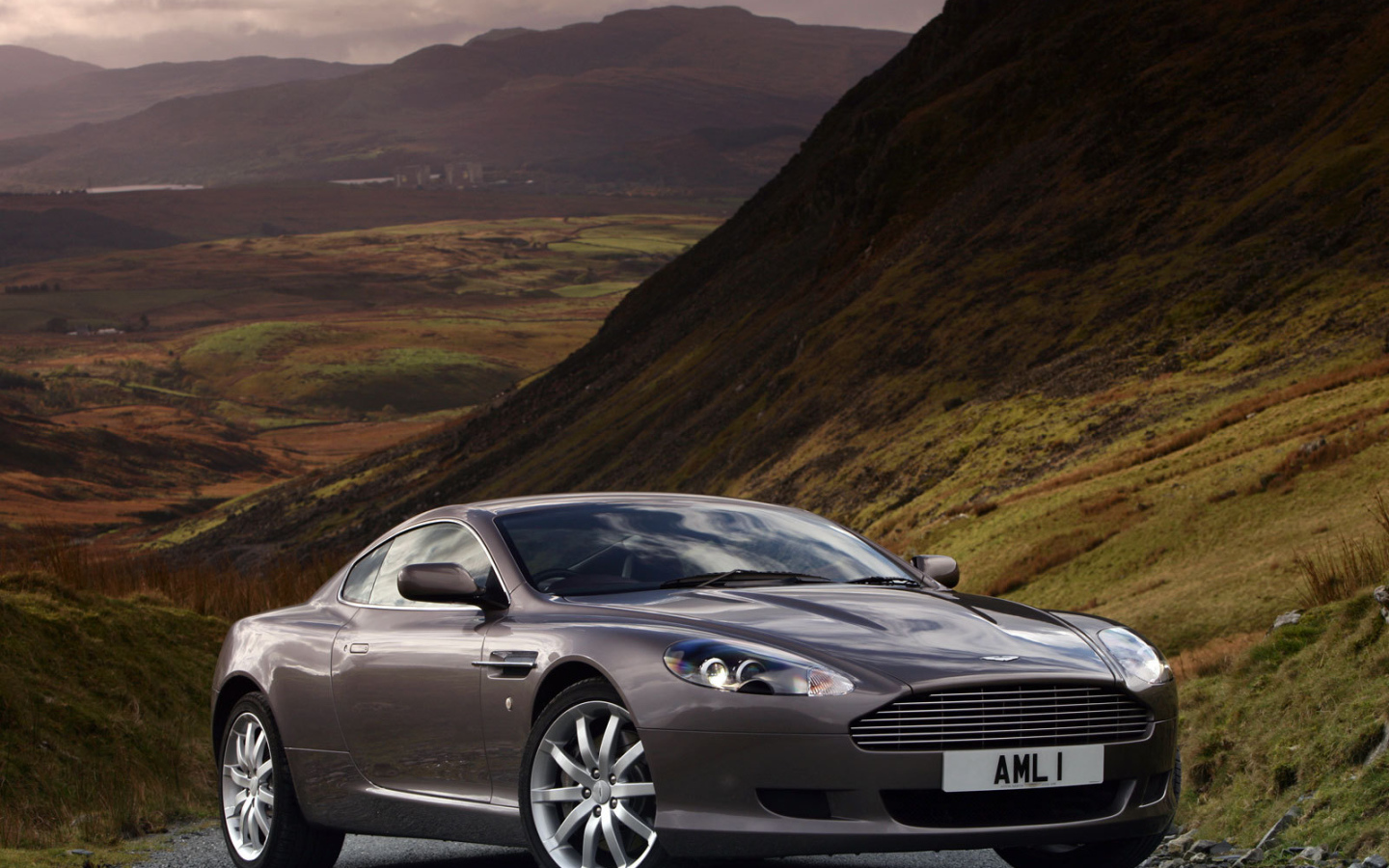 Красивый автомобиль Aston Martin db9 в Москве