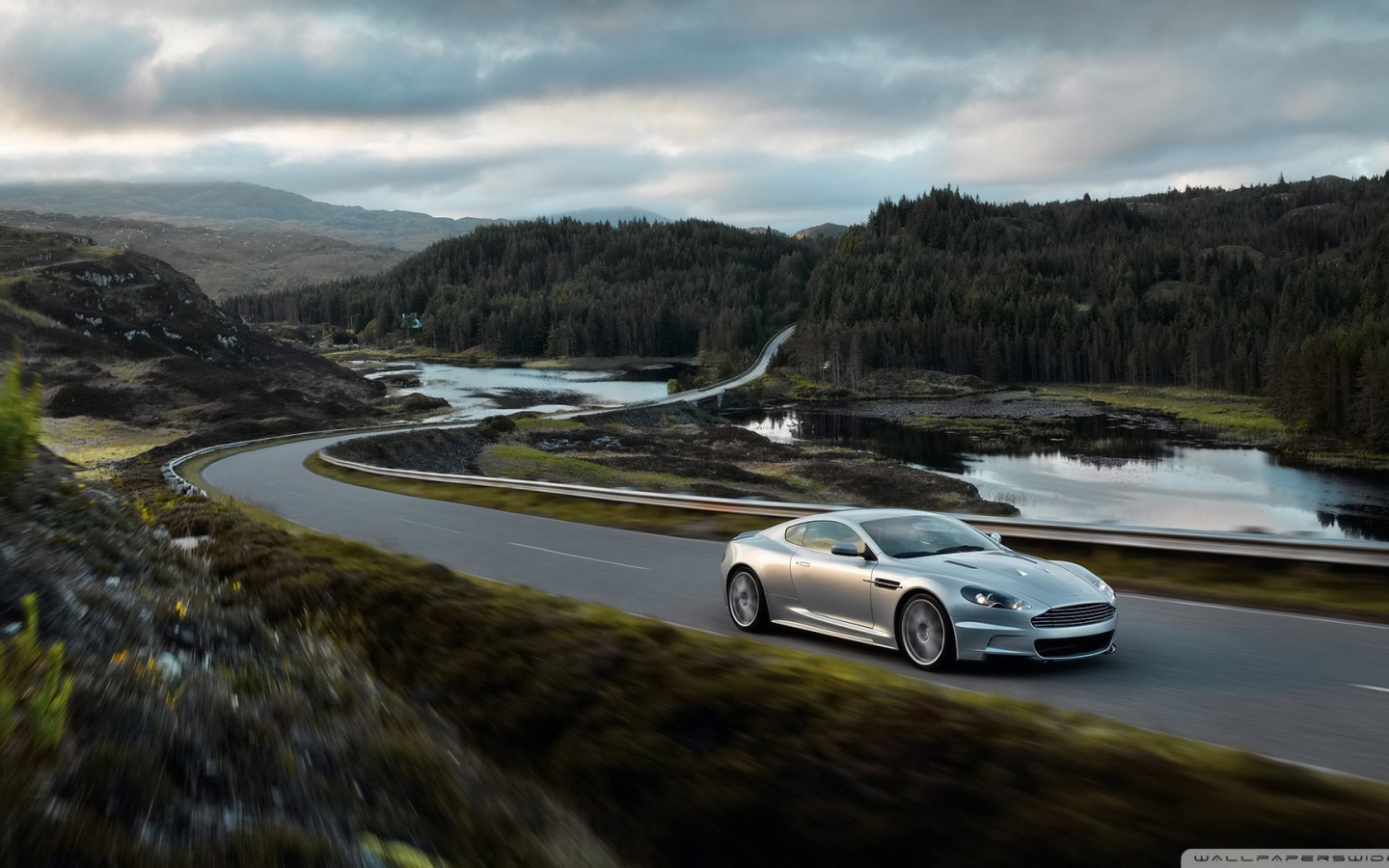 Красивый автомобиль Aston Martin dbs