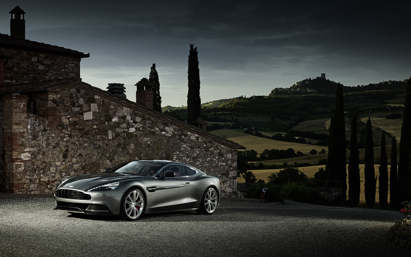 Красивый автомобиль Aston Martin 2013