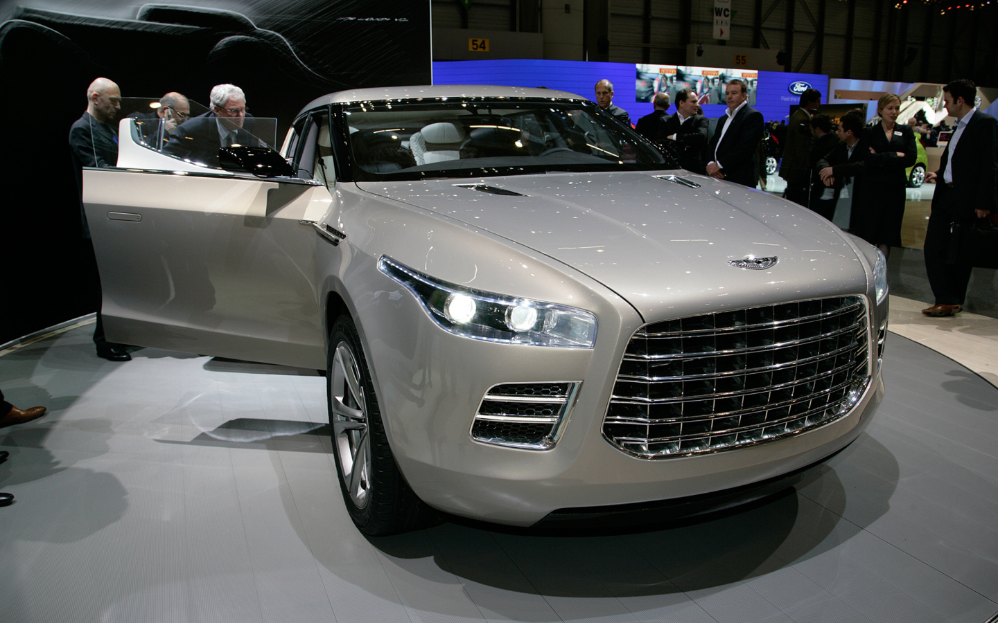 Красивый автомобиль Aston Martin lagonda в Москве