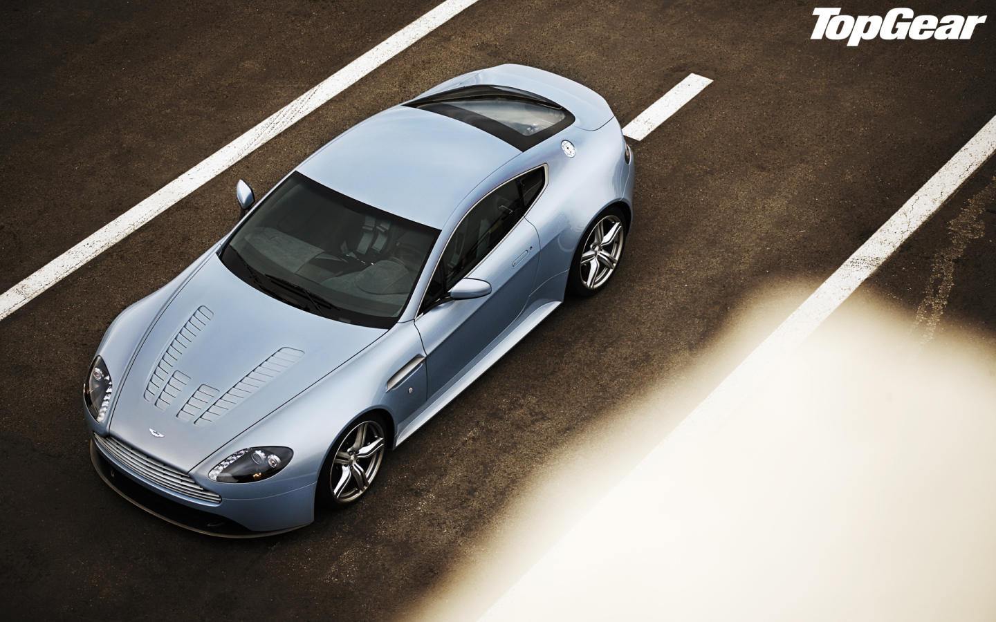 Красивый автомобиль Aston Martin top gear в Москве