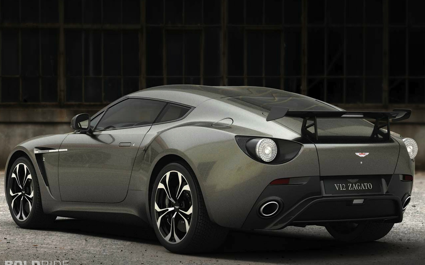 Красивый автомобиль Aston Martin v12 в Москве