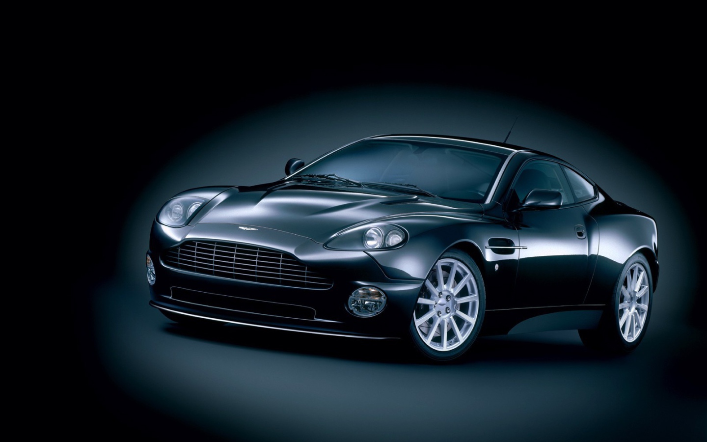 Красивый автомобиль Aston Martin vanquish