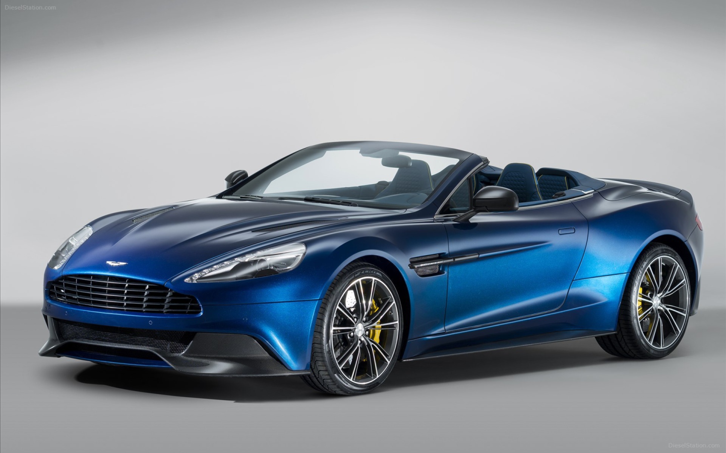 Красивый автомобиль Aston Martin volante