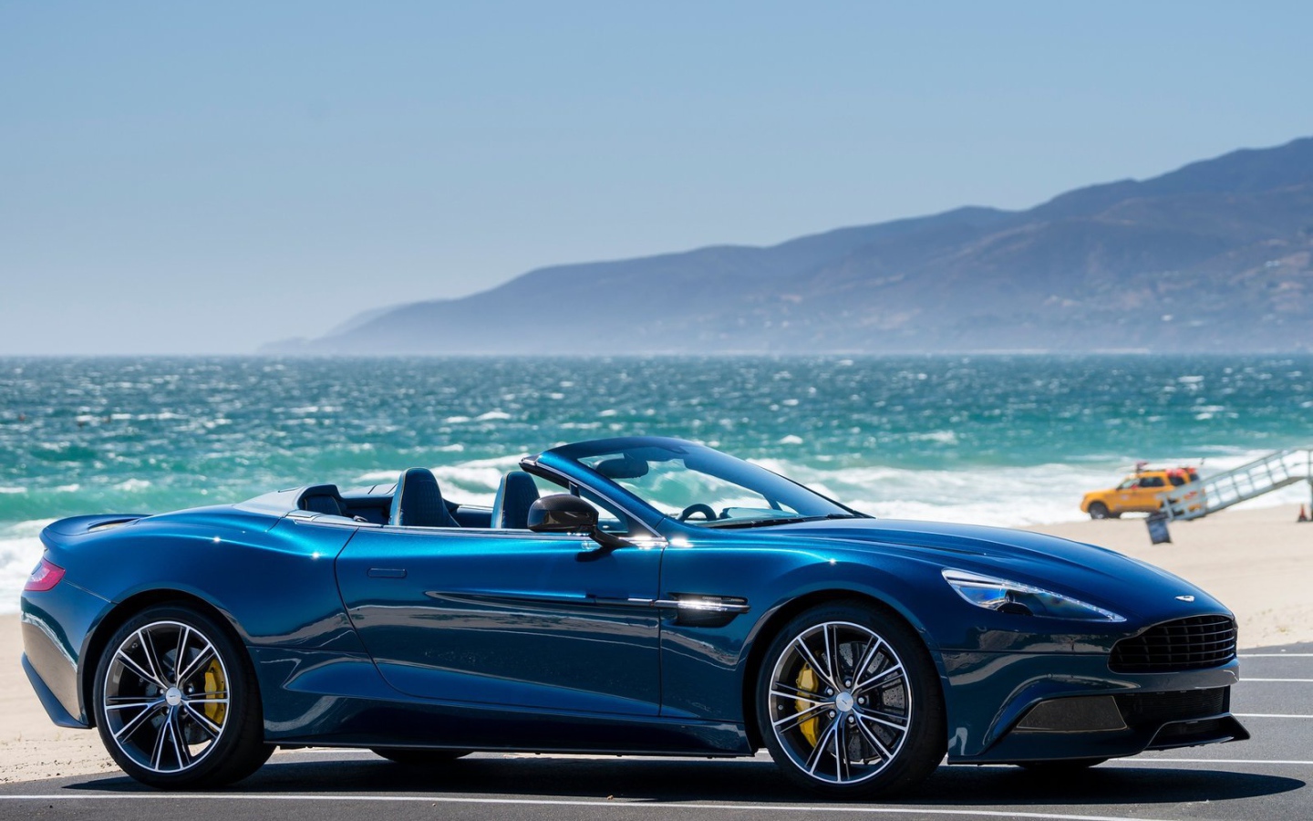 Красивый автомобиль Aston Martinvolante в Москве