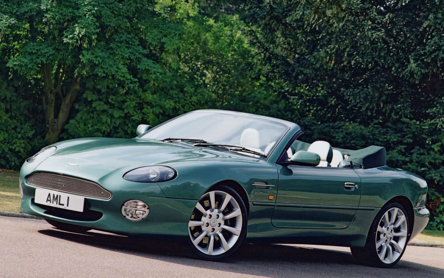 Автомобиль Aston Martin db7 на дороге