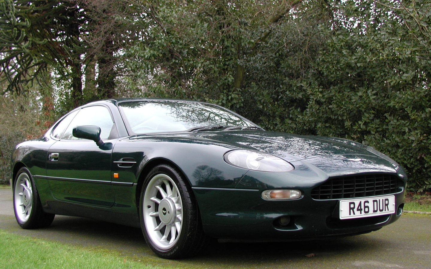 Автомобиль марки Aston Martin модели db7
