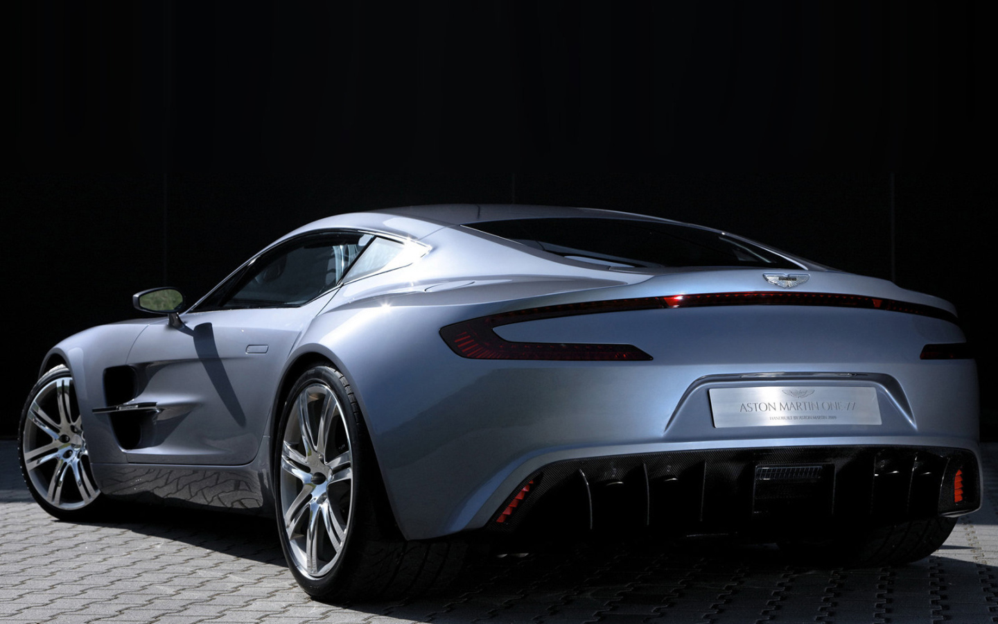Автомобиль марки Aston Martin модели one 77