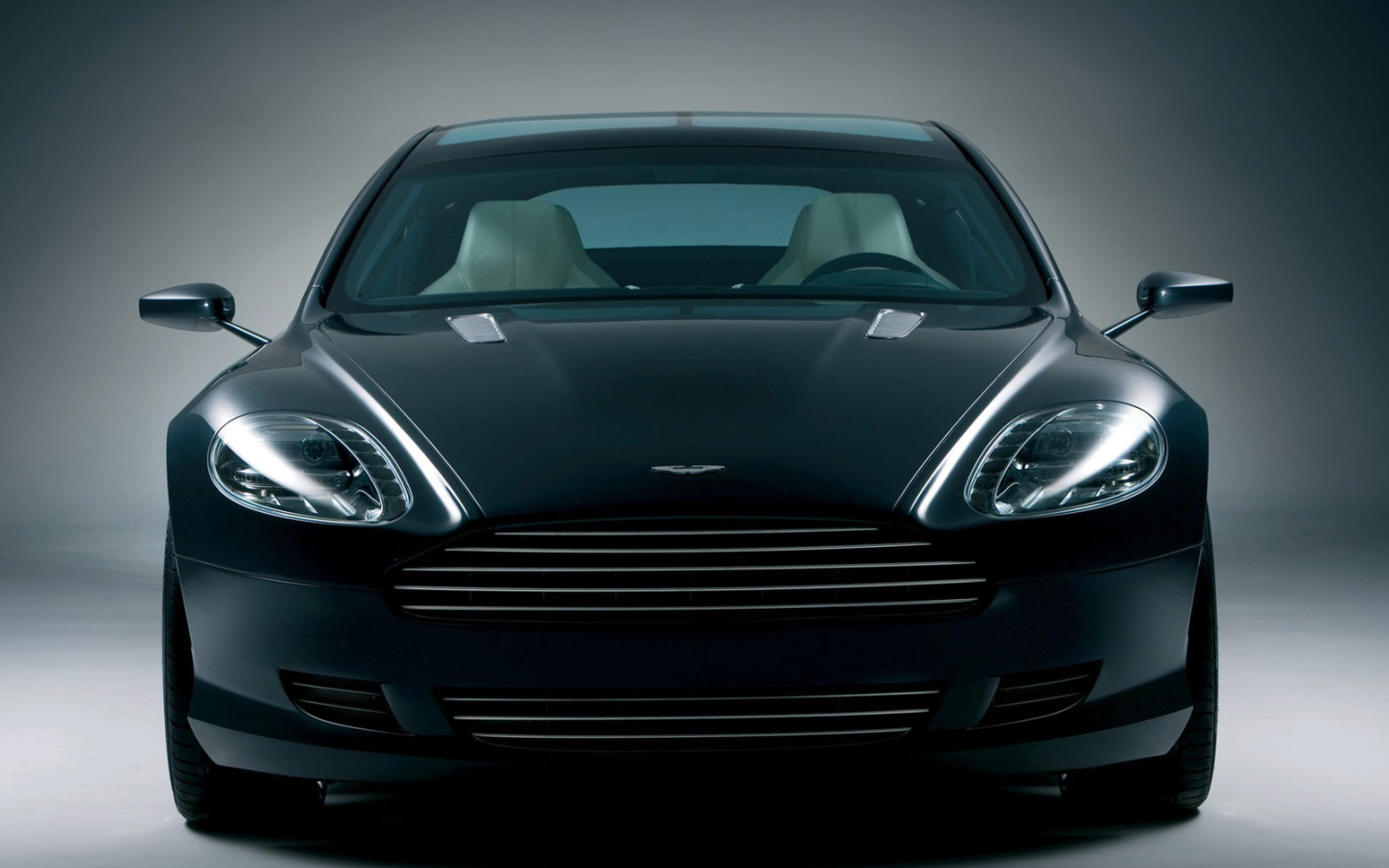 Автомобиль марки Aston Martin модели rapide