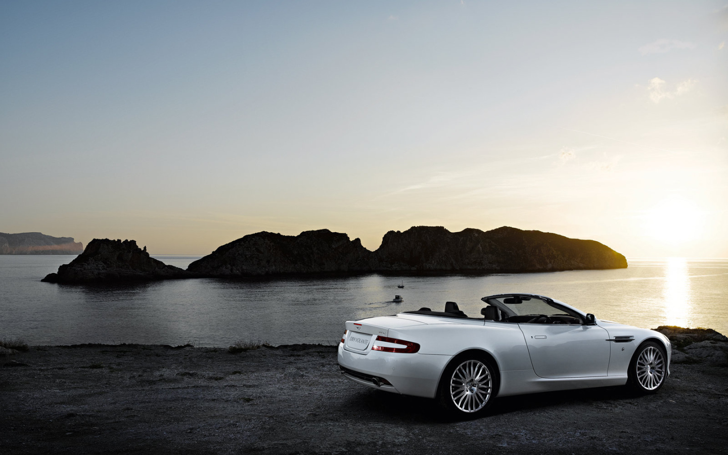 Автомобиль марки Aston Martin модели volante