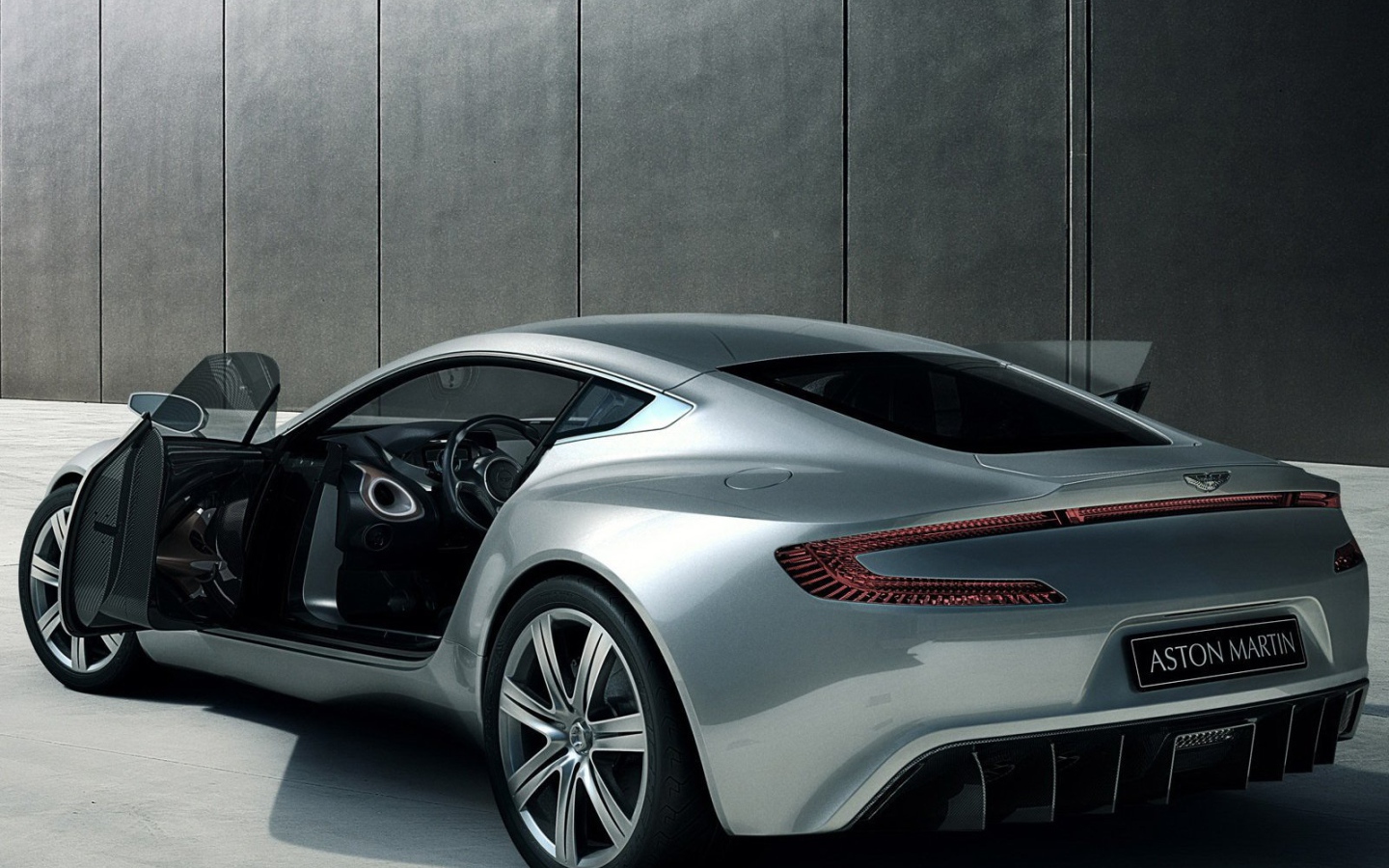 Фантастический Aston Martin one 77