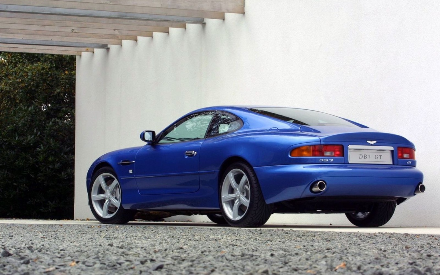 Надежный автомобиль Aston Martin db7