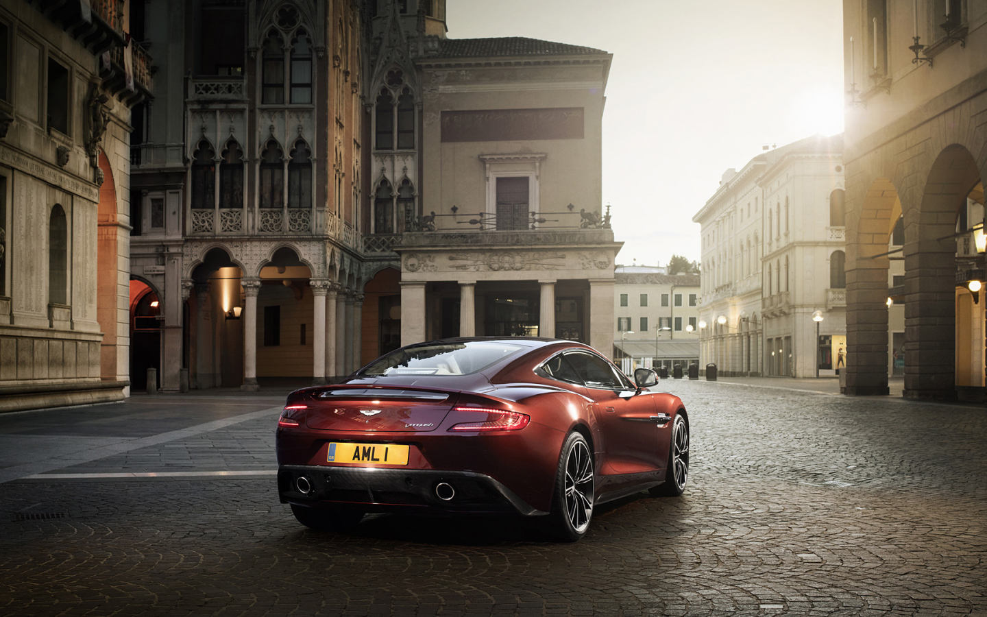 Надежный автомобиль Aston Martin 2013