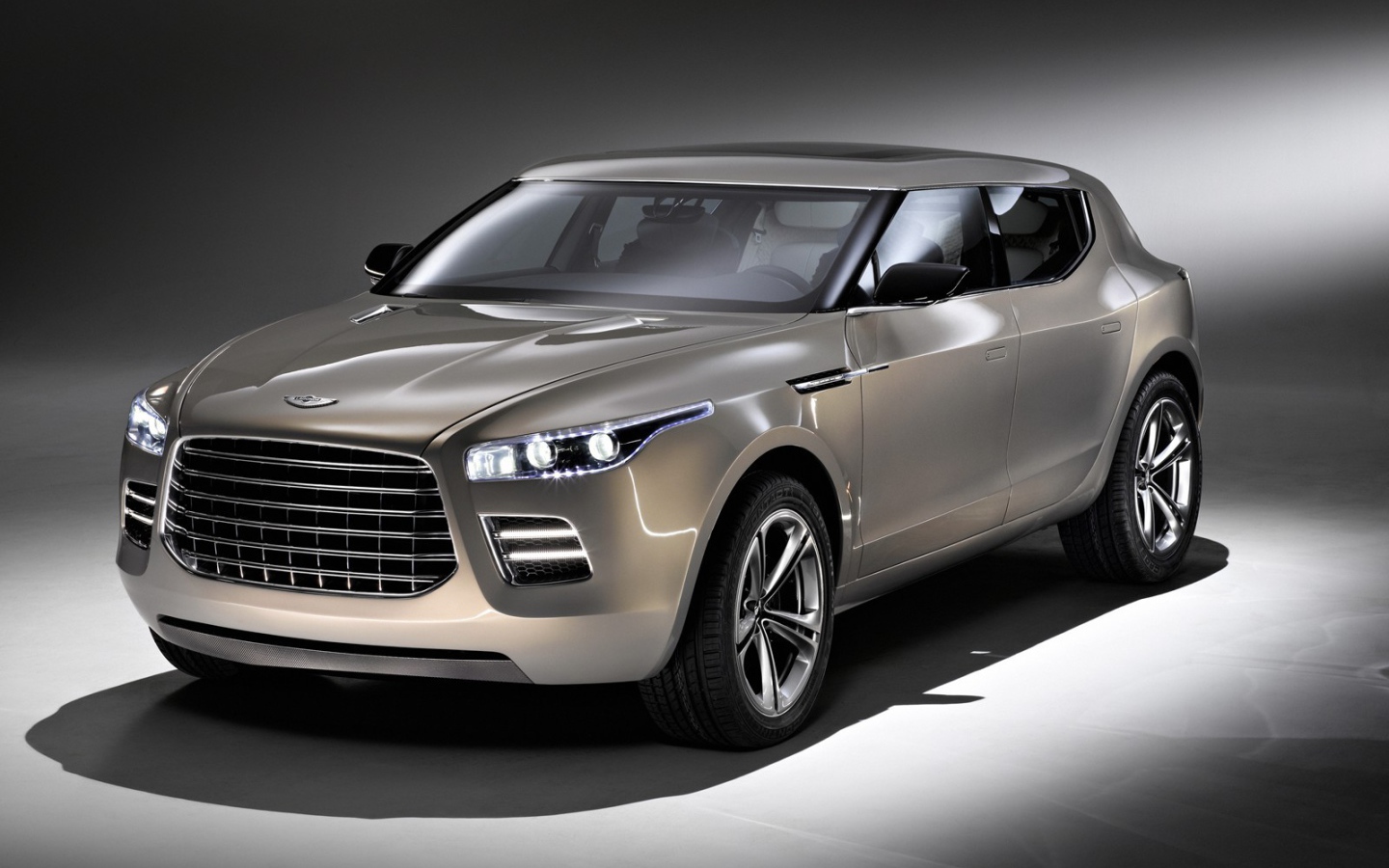 Надежная машина Aston Martin lagonda