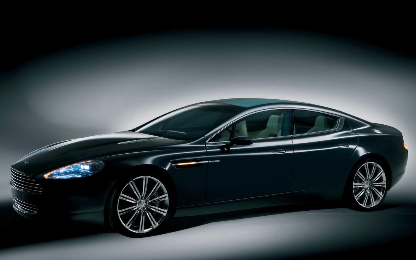 Надежный автомобиль Aston Martin rapide