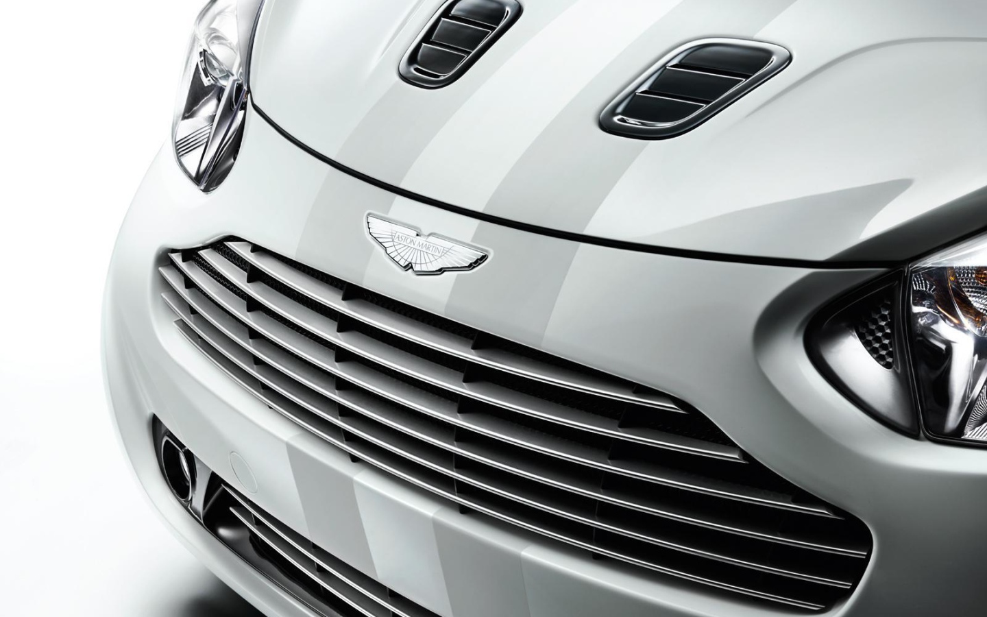 Тест драйв автомобиля Aston Martin cygnet