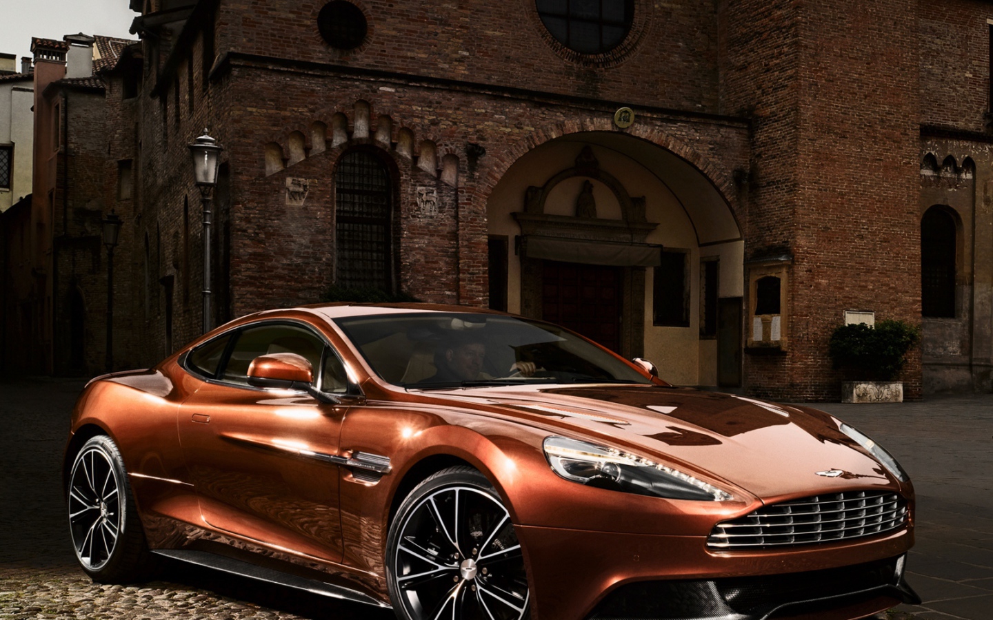 Новая машина Aston Martin vanquish