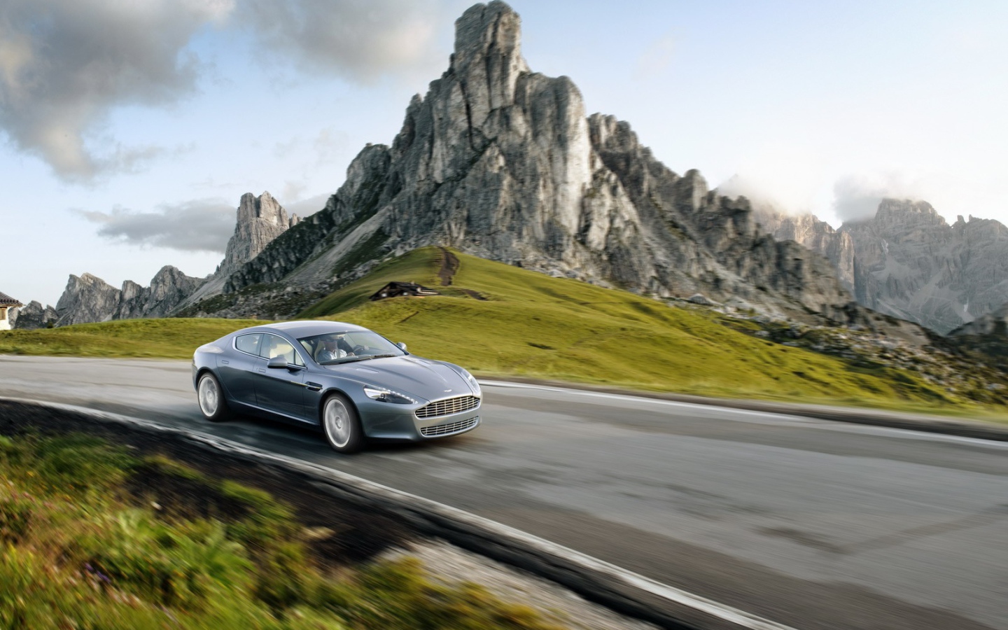 Надежная машина Aston Martin rapide