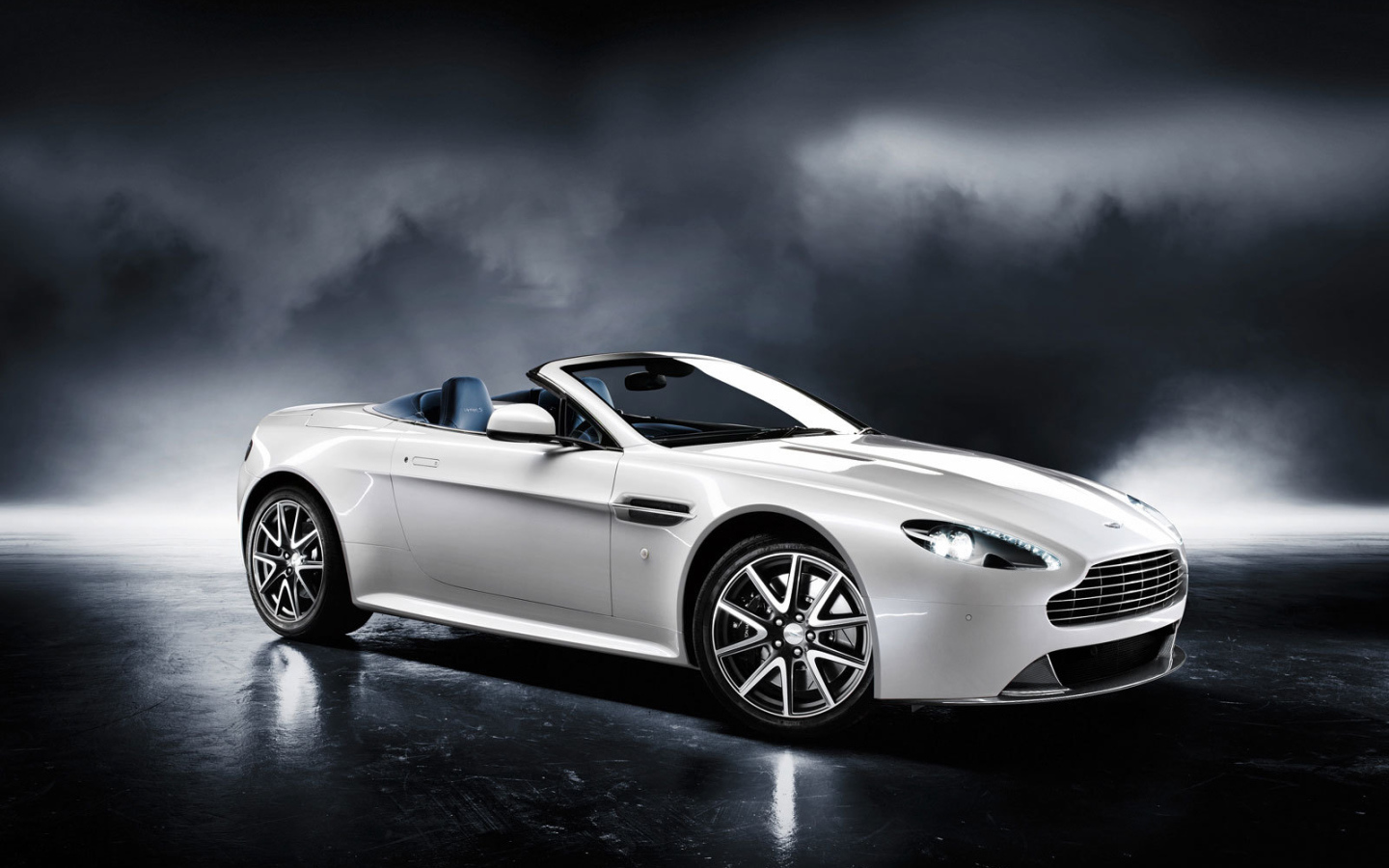 Надежная машина Aston Martin virage