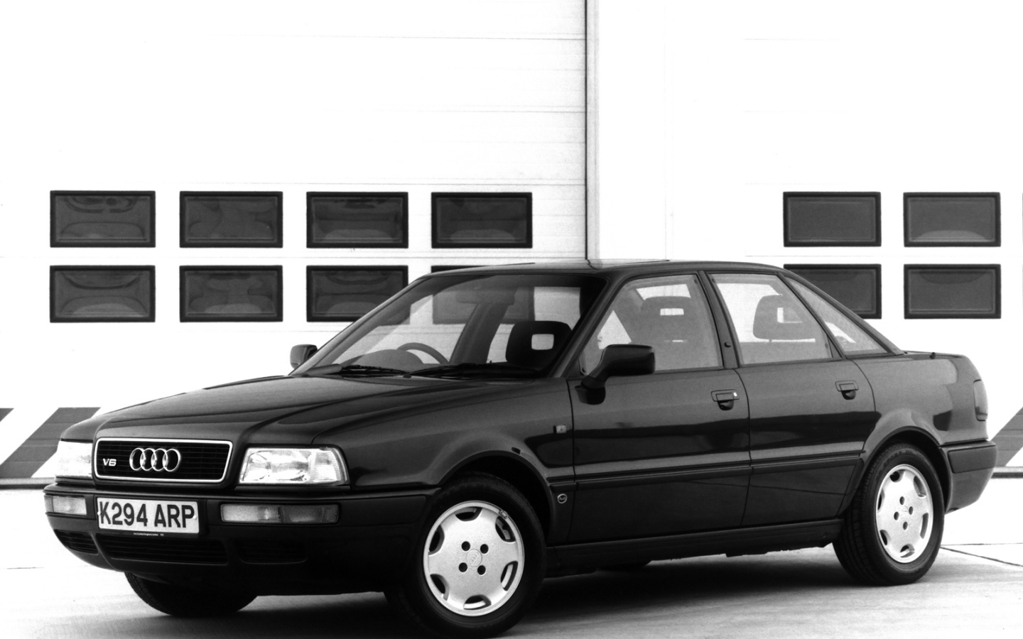 Автомобиль Audi 80 на дороге