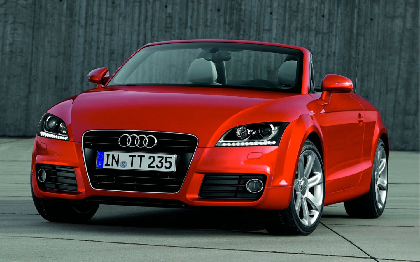Автомобиль Audi TT 2014 года на дороге