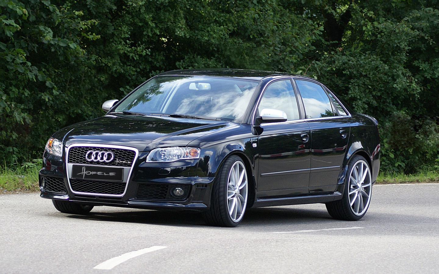 Автомобиль Audi a4 b6 на дороге